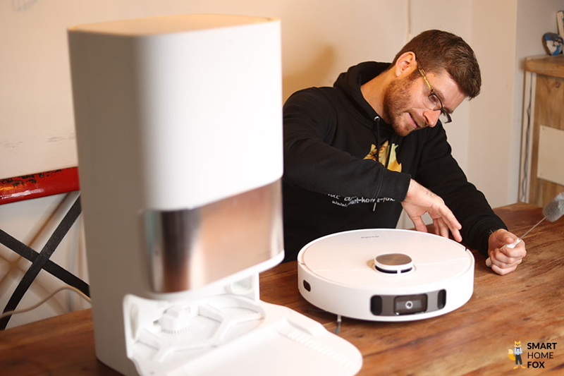 The Dreame L10s Ultra is seen from the side.